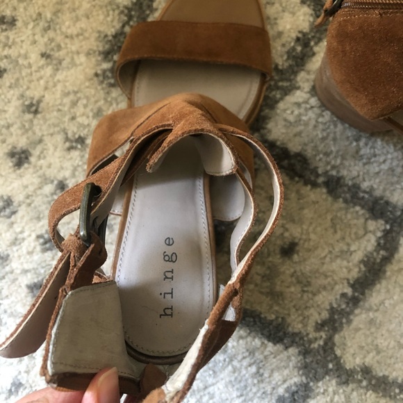 Hinge ‘Cora’ block heel sandal - Picture 7 of 8